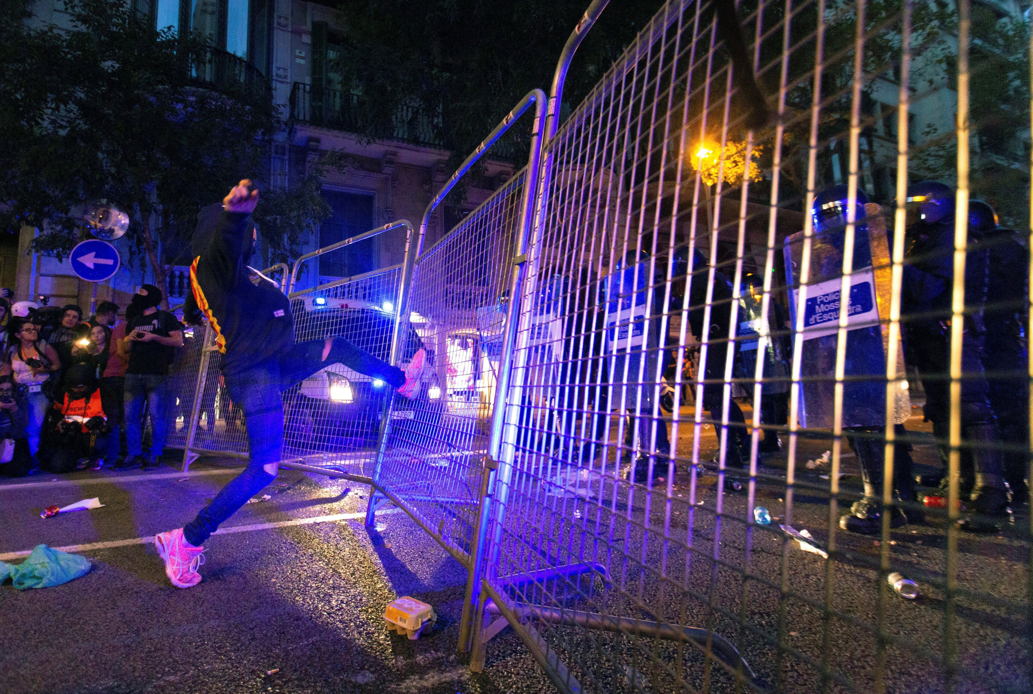 Vallas colocadas por la policía en el Eixample y estaciones de metro cerradas tras los disturbios / EFE