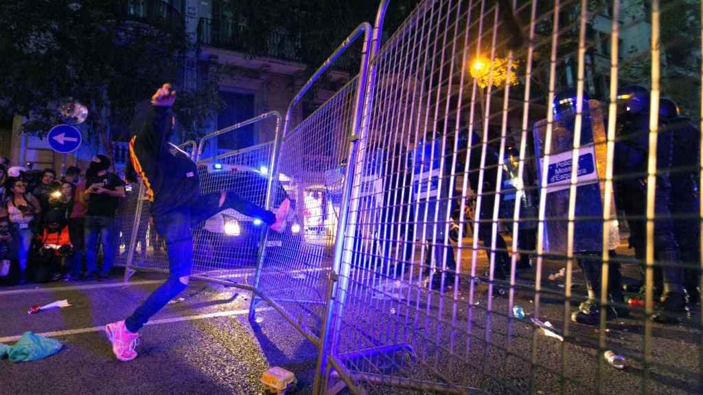 Vallas colocadas por la policía en el Eixample y estaciones de metro cerradas tras los disturbios / EFE