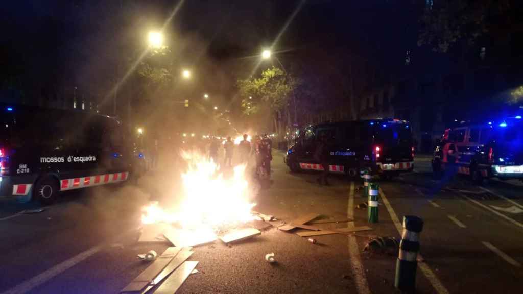 Una hoguera en la protesta de los CDR en Barcelona / ALBA LOSADA