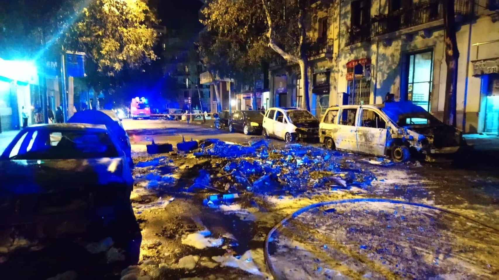 Imagen dantesca de la quema de coches en el Eixample de Barcelona / A.L.