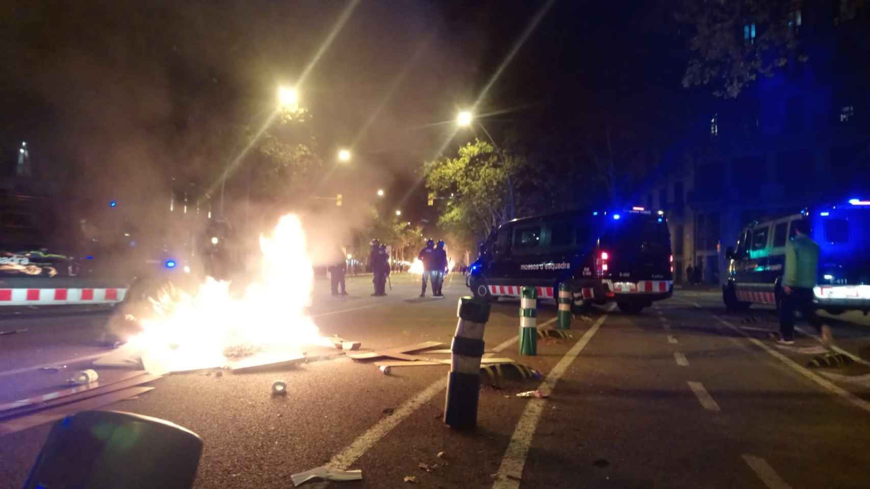 Agentes de la BRIMO de los Mossos d'Esquadra tratan de disuadir a los manifestantes, que han levantado barricadas en la ciudad / MA