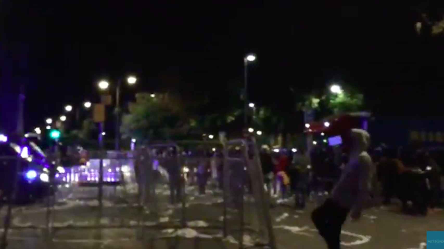 Manifestantes rompen el perímetro de seguridad establecido en la Conselleria d'Interior / MA