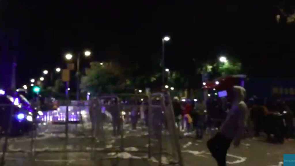 Manifestantes rompen el perímetro de seguridad establecido en la Conselleria d'Interior / MA