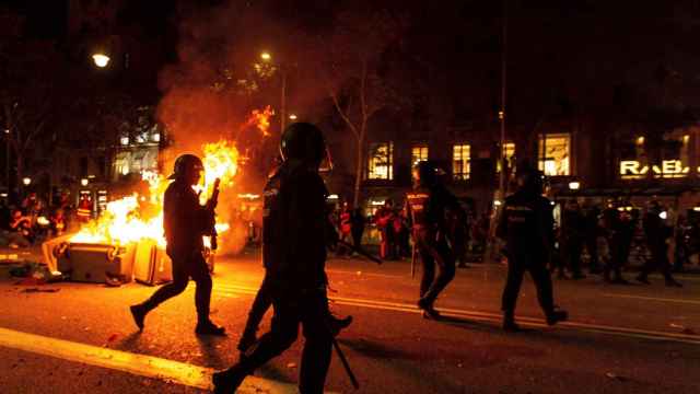 Varios policías en el centro de Barcelona durante las protestas / EFE