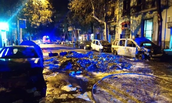 Coches calcinados en l'Eixample / MA