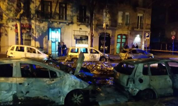 Hilera de coches calcinados en la calle Roger de Flor / A.L.