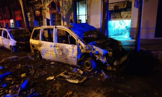 Coches calcinados por los radicales en el Eixample / METRÓPOLI ABIERTA