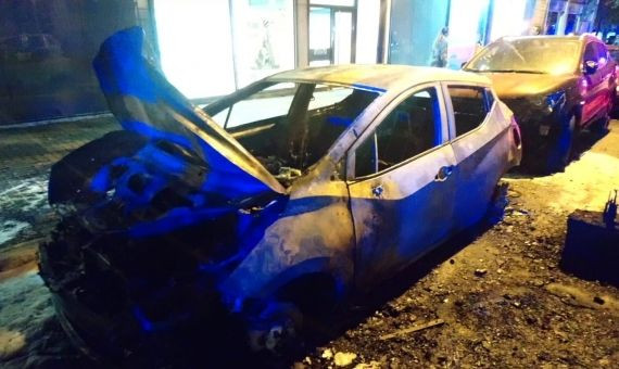 Coche calcinado en el Eixample de Barcelona / METRÓPOLI ABIERTA