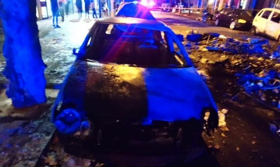 Coche calcinado en el Eixample de Barcelona / METRÓPOLI ABIERTA