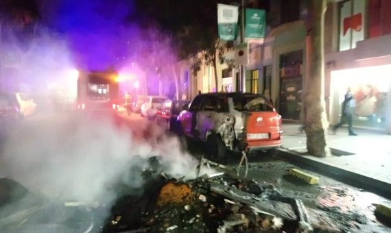 Coche calcinado en el Eixample de Barcelona / METRÓPOLI ABIERTA