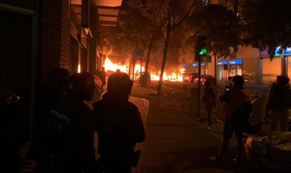 Barricada de fuego en Barcelona tras la protesta de los CDR / ROGER VILÀ