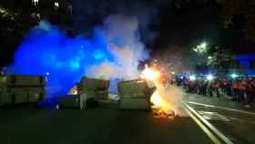 Contenedores ardiendo en el Eixample / ALBA LOSADA