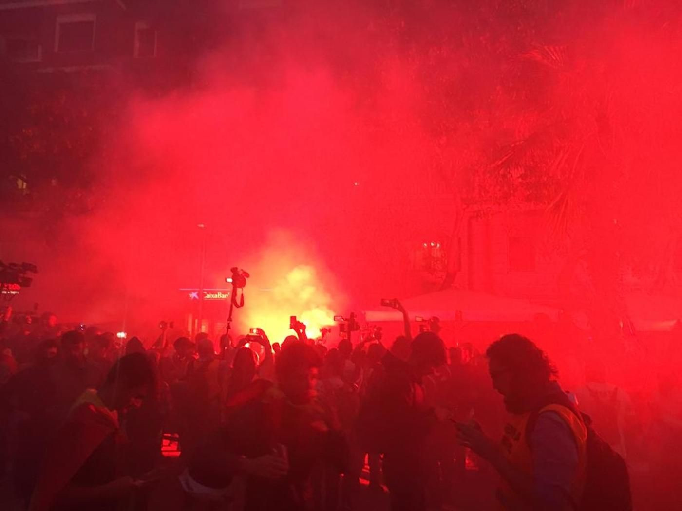 Los manifestantes encienden bengalas en la plaza Artós / ALBA LOSADA