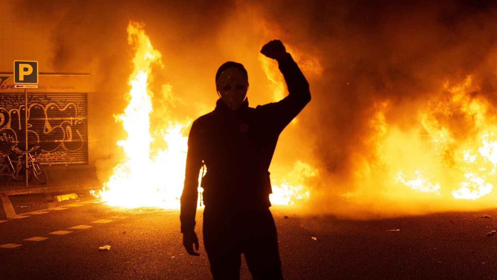 Imagen de un manifestante enfrente de una hoguera durante la protesta de los CDR / Europa Press- David Zorrakino