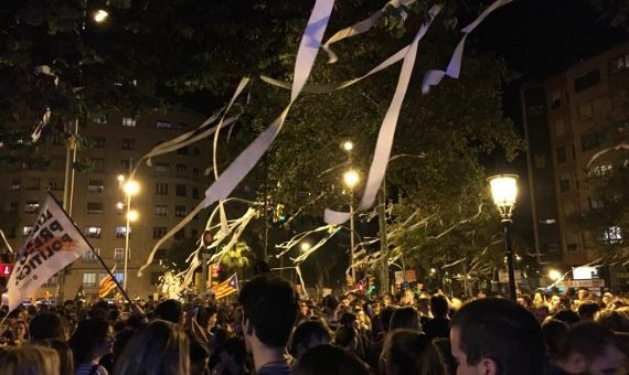 Inicio de la protesta con trozos papel de váter volando como si fueran serpentinas / ALBA LOSADA