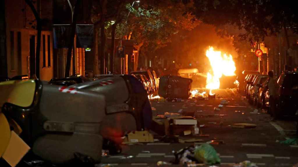 Una calle de Barcelona llena de contenedores y con fuego tras los altercados / EFE