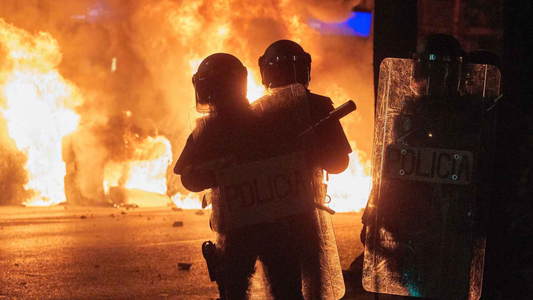 Agentes de policía durante los altercados de Barcelona este miércoles / EFE