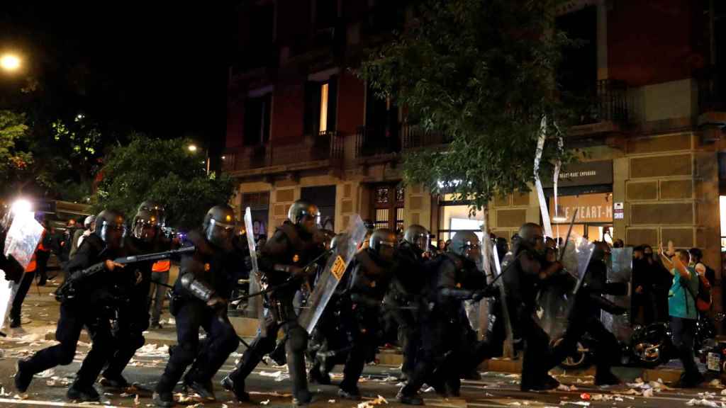 Agentes de la policía durante los altercados del miércoles / EFE