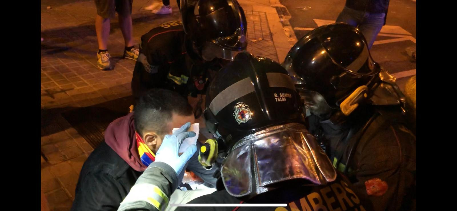 Los bomberos atienden a un manifestante herido / ROGER VILÀ