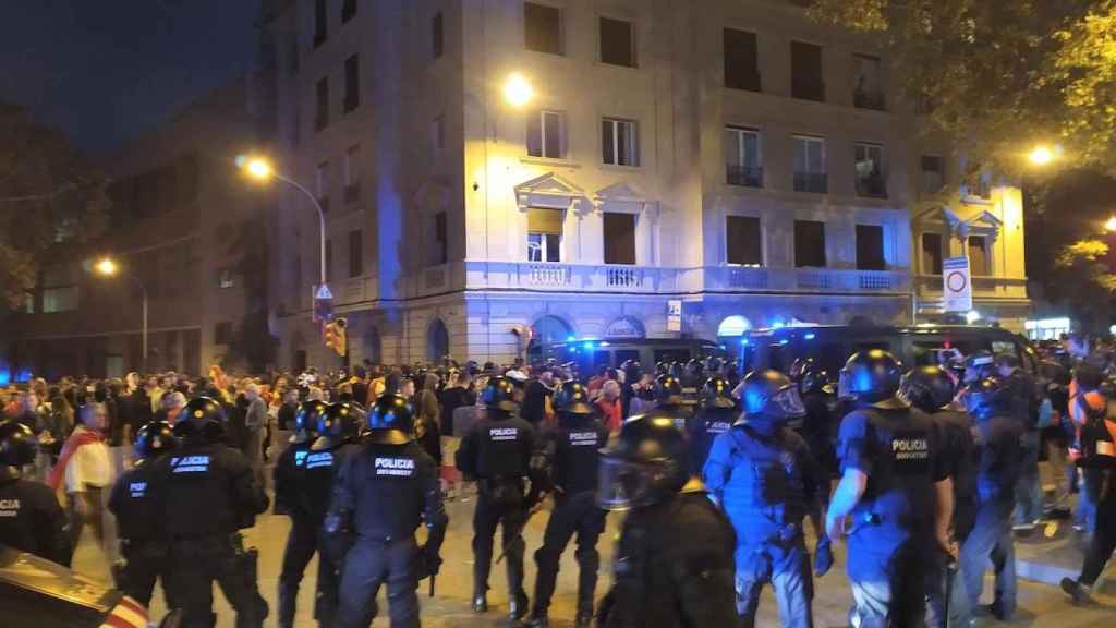 Agentes de los Mossos en la plaza de Artós / EUROPA PRESS