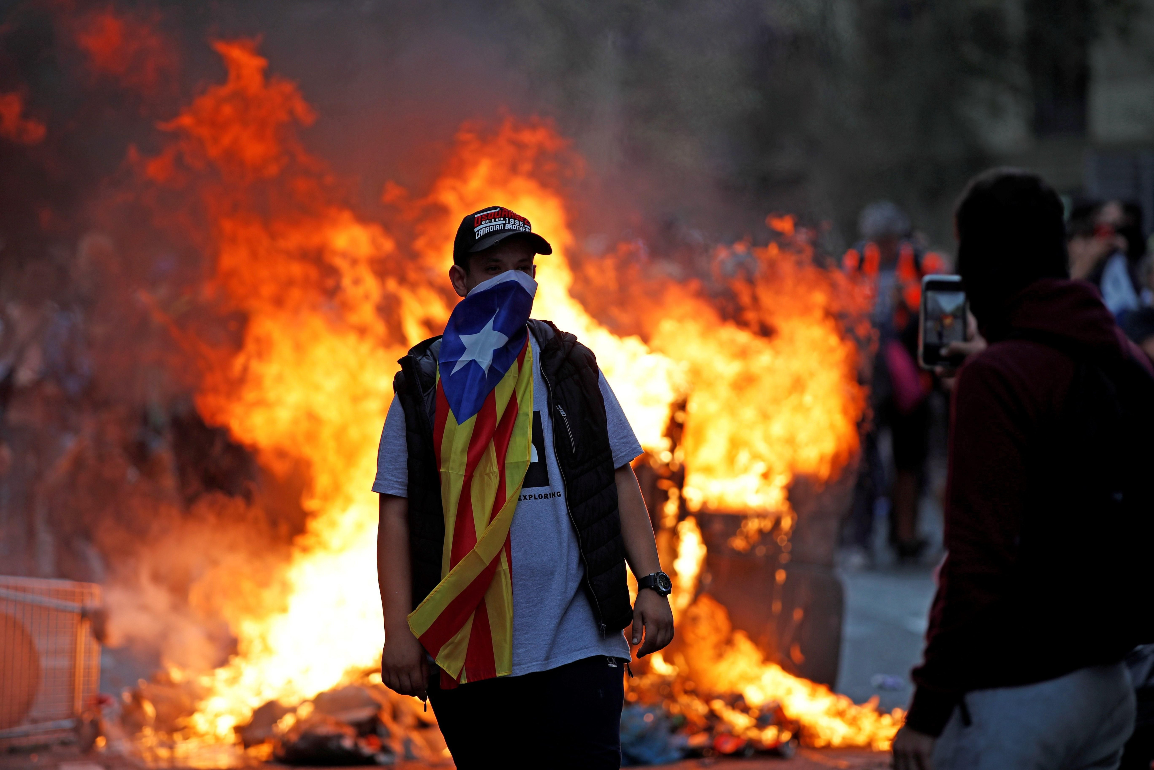 Un manifestante de los CDR en una barricada en Via Laietana / EFE-Alejandro García