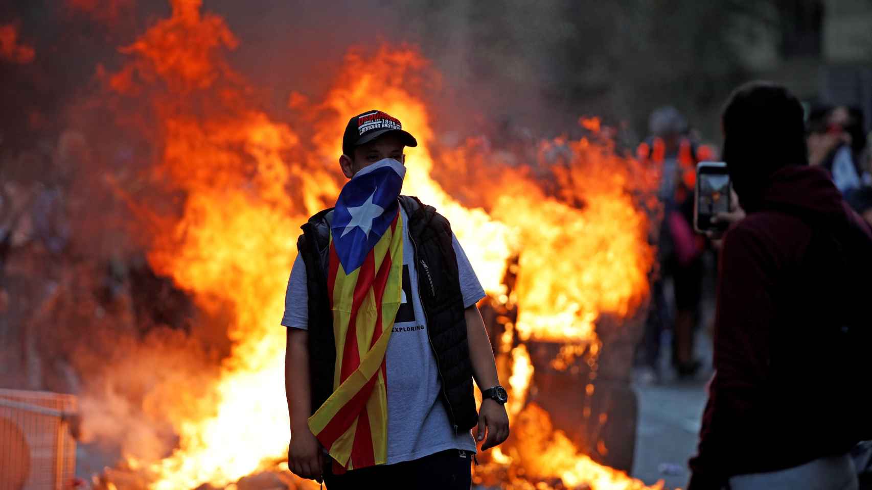 Un manifestante de los CDR en una barricada en Via Laietana / EFE-Alejandro García