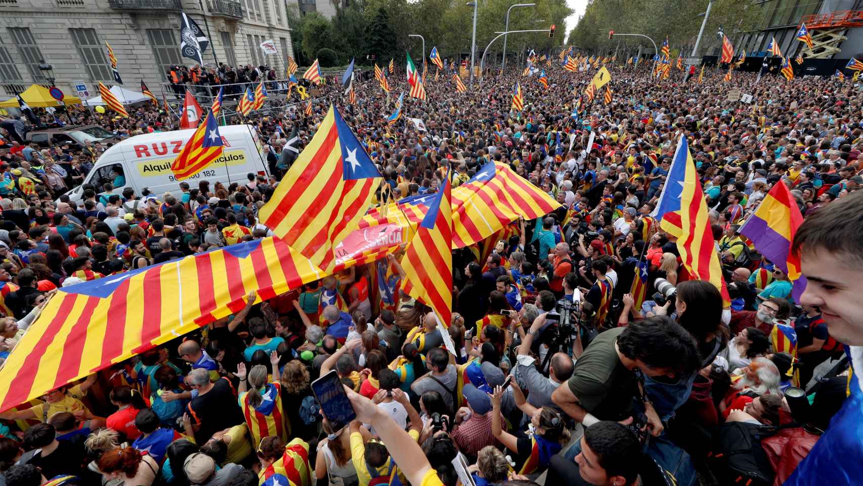 El movimiento independentista, que ahora apoya a Hong Kong, en Paseo de Gràcia  / EFE