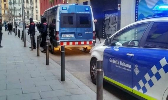 Mossos y Guardia Urbana, durante un operativo policial en Ciutat Vella / ARCHIVO 