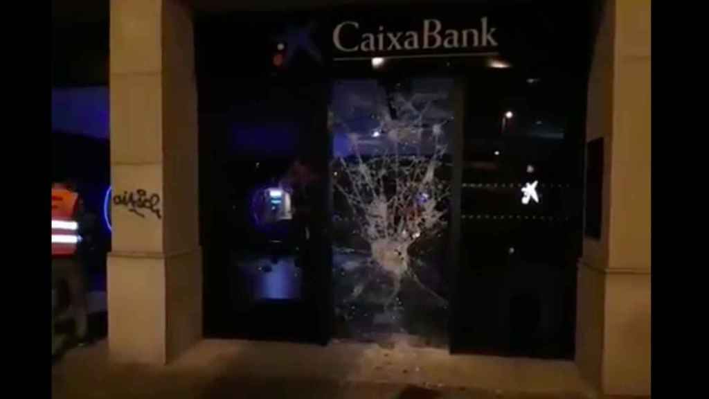 Entidad bancaria de CaixaBank saqueada por los CDR / Alfonso Congostrina vía Twitter