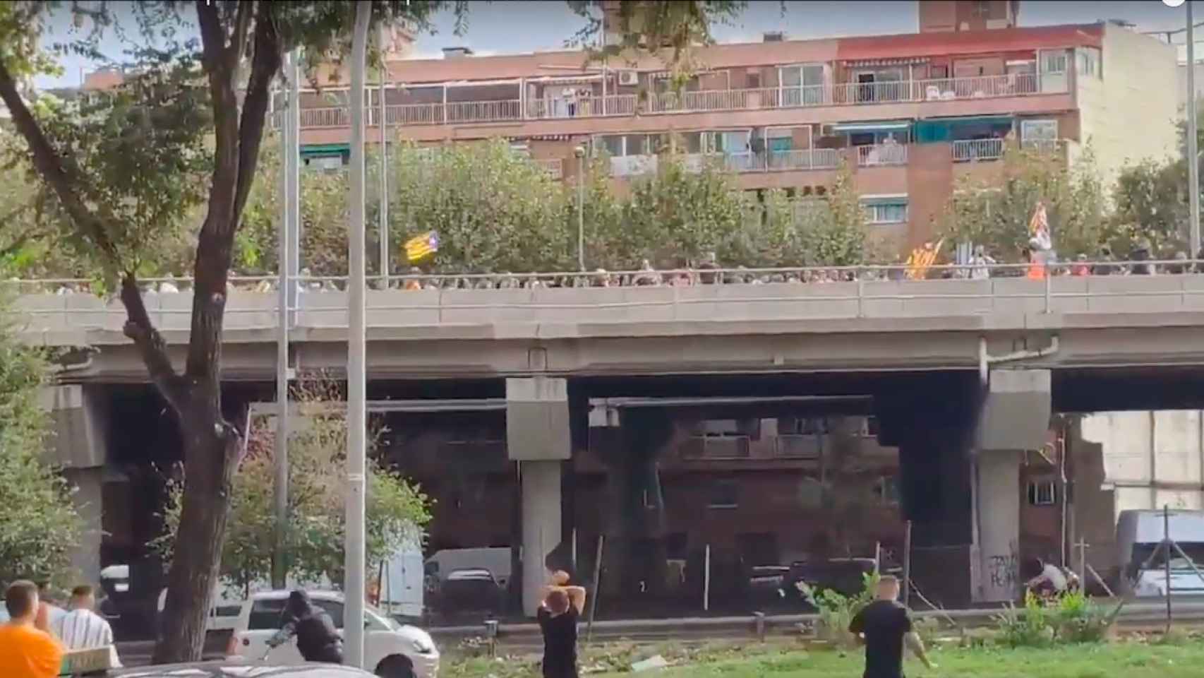 Vecinos de Sant Roc lanzando piedras a los independentistas / MA