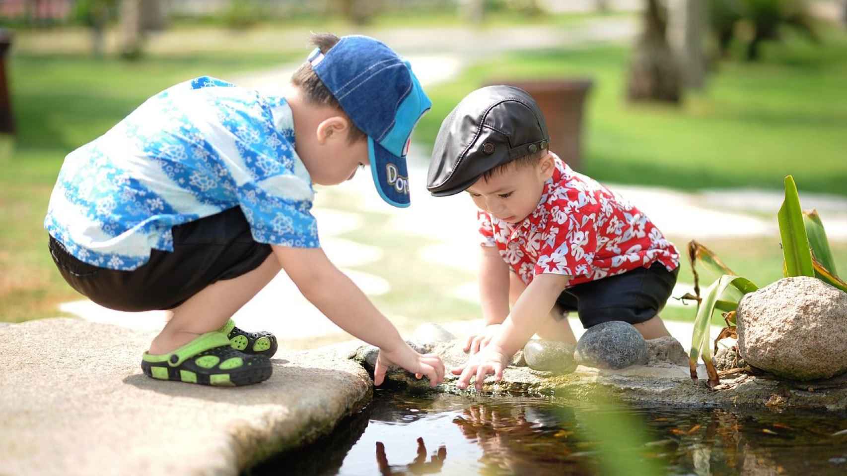 Dos niños jugando en uno de estas plazas / PIXABAY