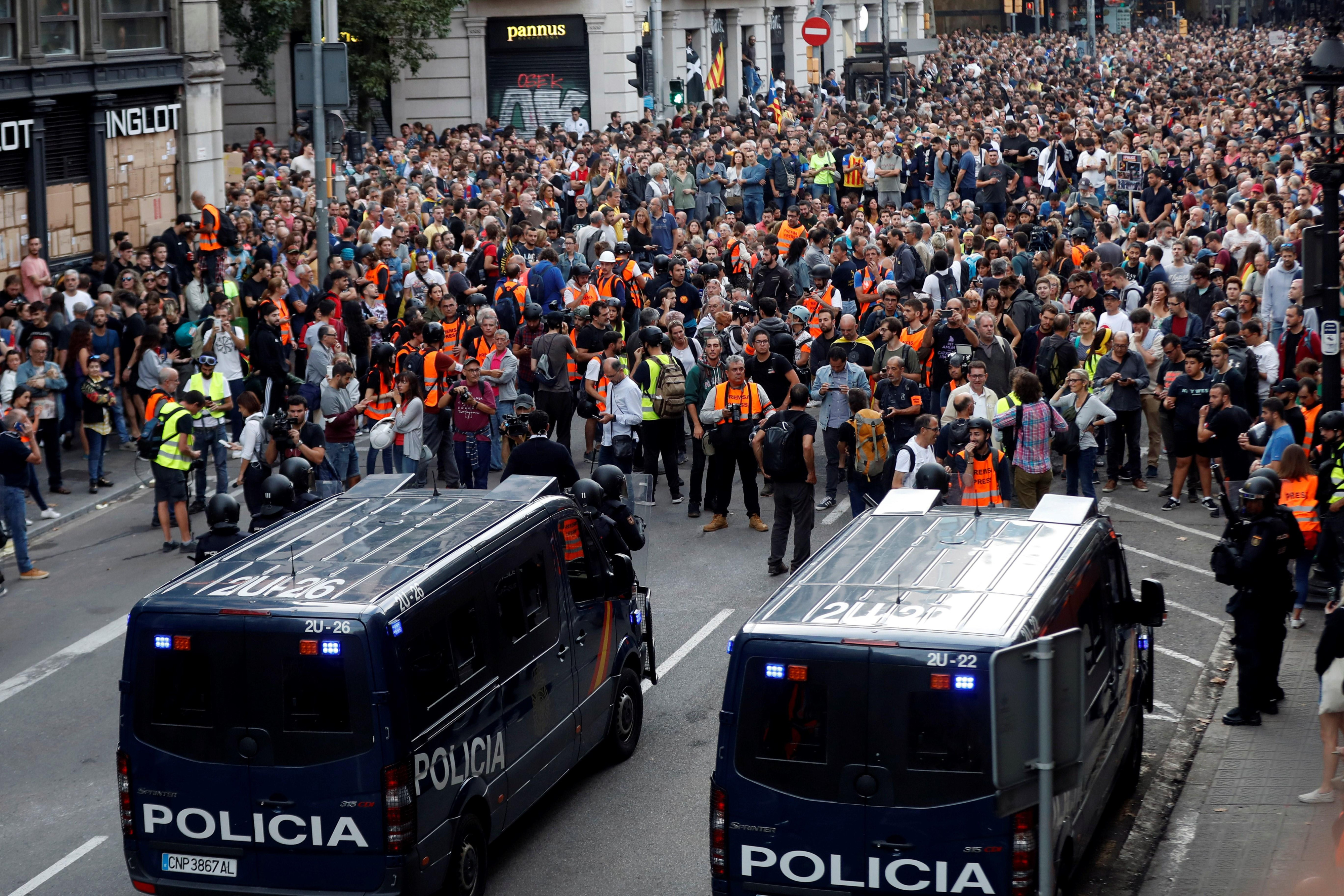 Agentes de la Policía Nacional impiden el acceso a la Via Laietana durante una protesta de los CDR / EFE