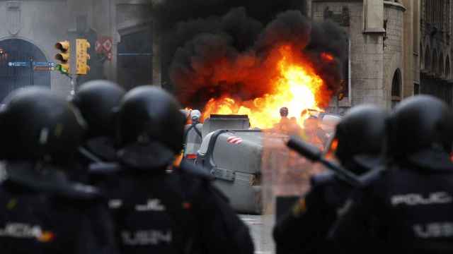 Decenas de policías durante la huelga general del 18 de octubre, cuando varias personas fueron detenidas / EFE