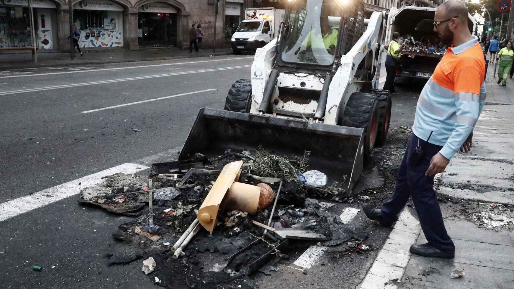 Un operario recogiendo los destrozos de anoche / EFE