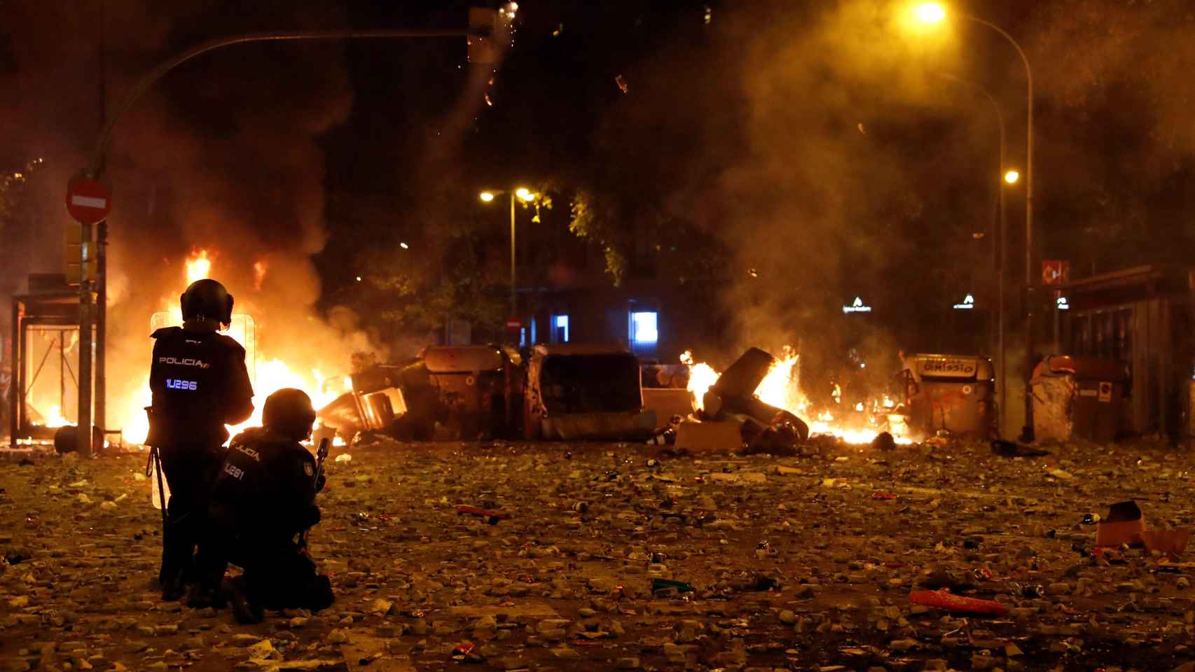 Un grupo de policías durante los altercados que se están produciendo en Barcelona, hoy viernes / EFE - Toni Albir