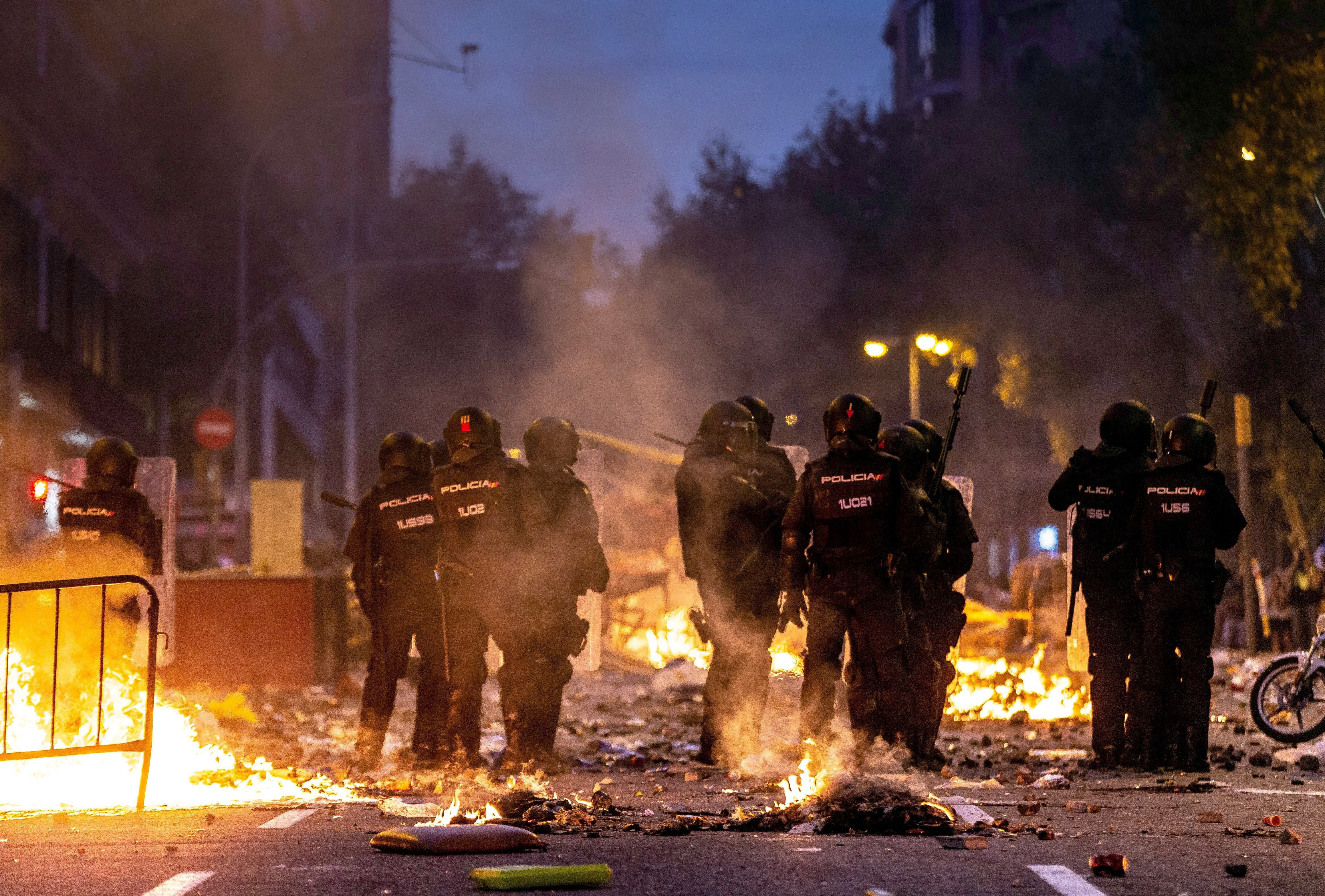 Policía junto a varias barricadas provocadas en Barcelona / EFE