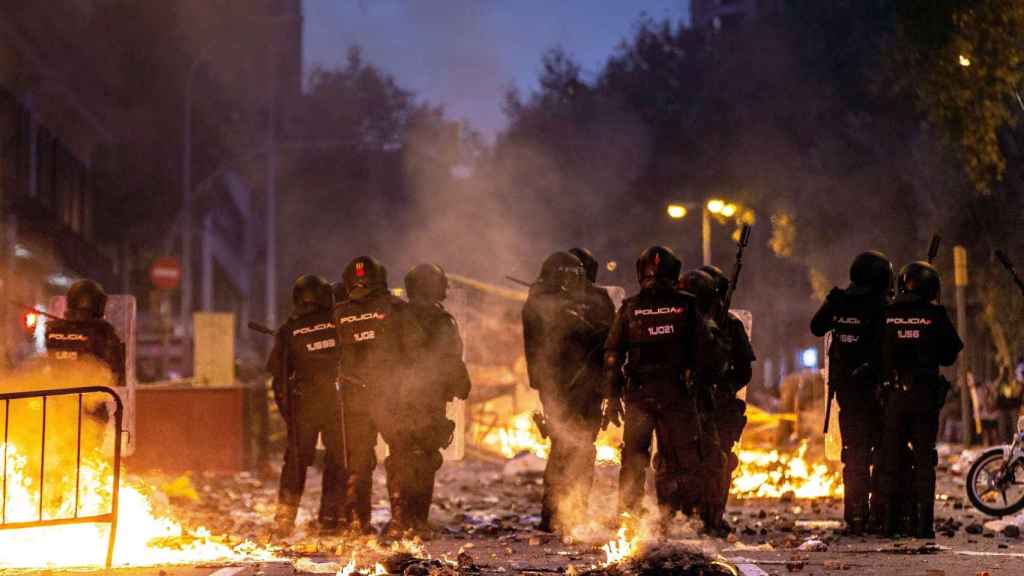 Policía junto a varias barricadas provocadas en Barcelona / EFE