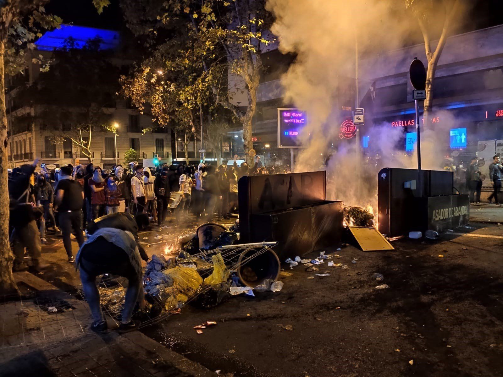 Inicio de la barricada de fuego en Pau Claris / EUROPA PRESS