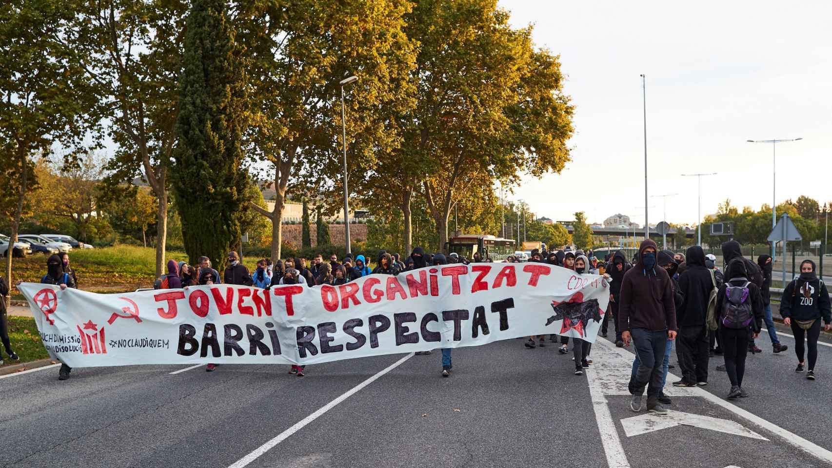 Un grupo de manifestantes cortando la Ronda de Dalt el viernes durante la huelga general / EFE - Alejandro Garcia