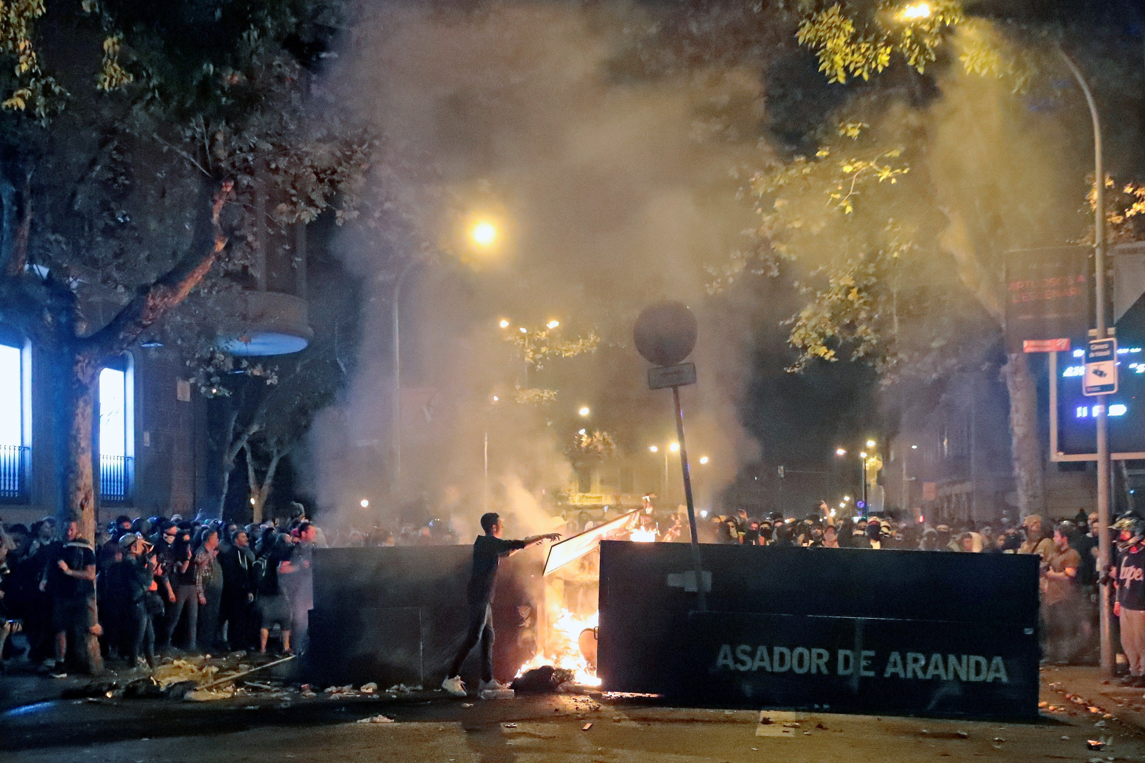 Manifestantes construyen una barricada con el mobiliario de un restaurante  / EFE