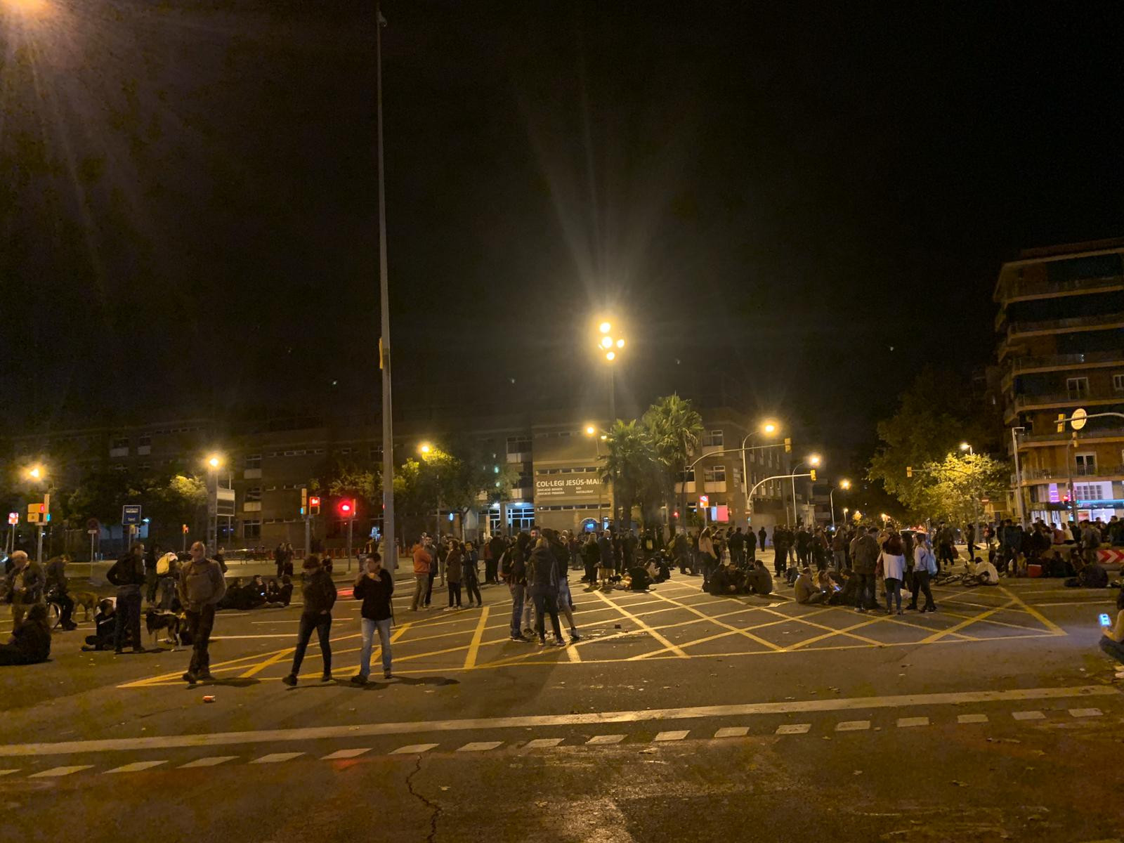 Manifestantes cortan el tráfico en la avenida Meridiana / MA