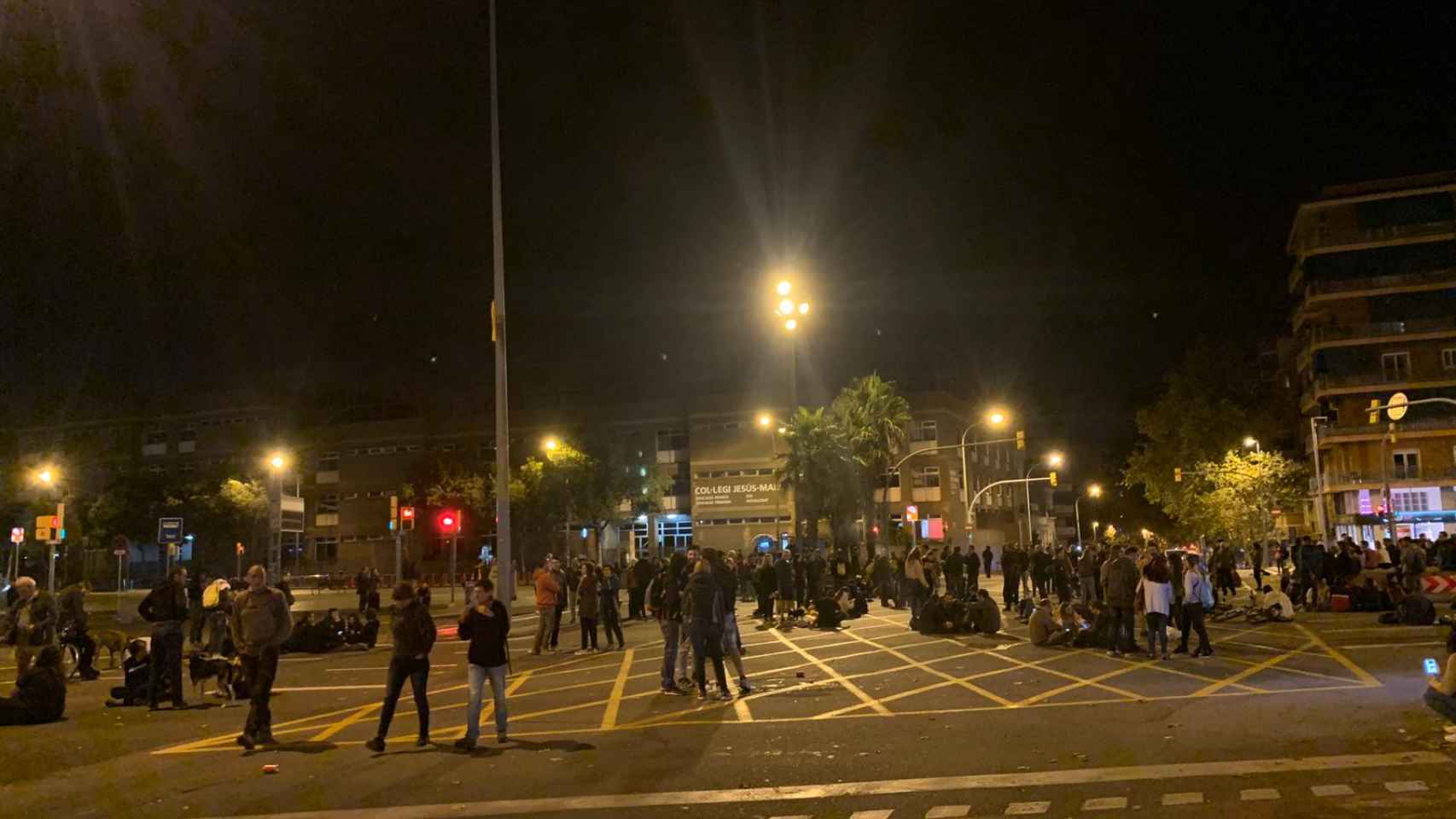 Manifestantes cortan el tráfico en la avenida Meridiana / MA