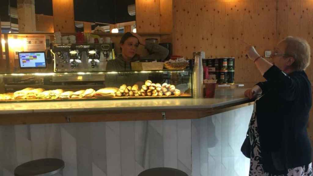 Una empleada de Sr. Bocata conversa con una clienta tras arder la terraza/ ALBA LOSADA