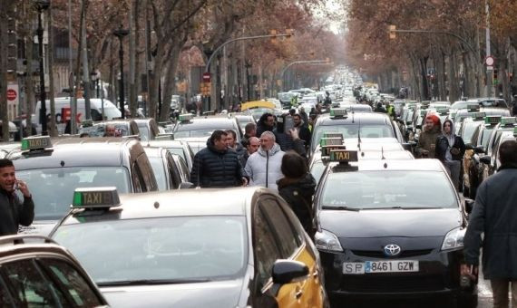 Concentración de taxistas en Barcelona / HUGO FERNÁNDEZ