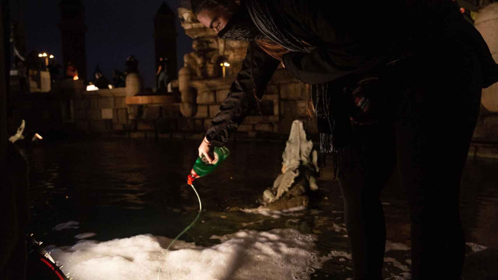 Un manifestante lanza Fairy a la fuente de plaza de Espanya / EUROPA PRESS