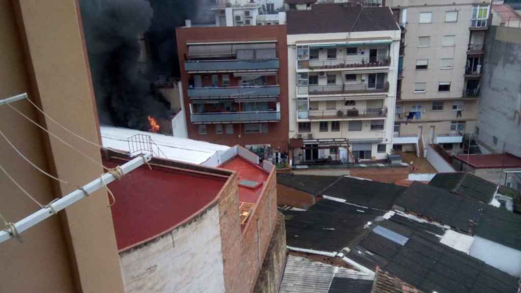 Un vecino fotografía el incendio de Nou Barris / MIQUI ROB