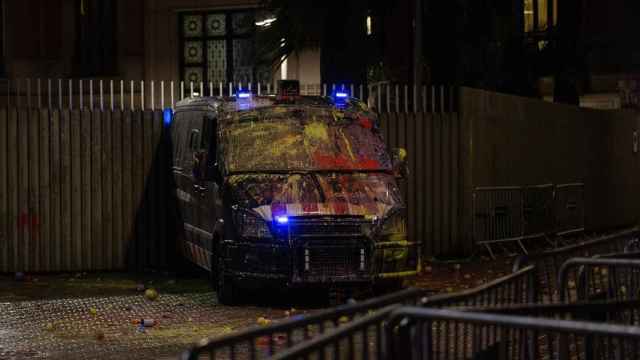 Estado del vehículo del la brigada móvil (BRIMO) tras recibir decenas de impactos de globos de pintura por parte de los manifestantes / EUROPA PRESS