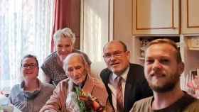 Gustav Gerneth, en el centro, en una foto con su familia