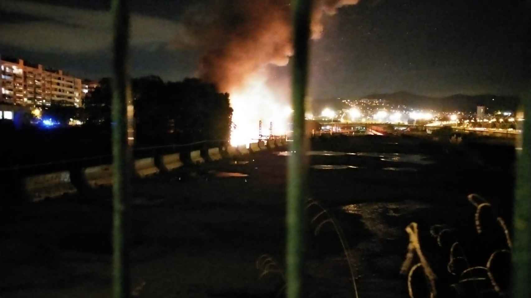 El incendio que abrasa el solar de Sant Andreu, a la altura de la escuela La Maquinista / CEDIDA