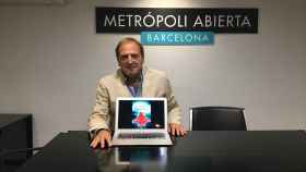 SB Francisco junto a la portada de 'Leyendas de Tamora' sucedida en la paradisíaca isla neohippie de 'Tamora' / RP